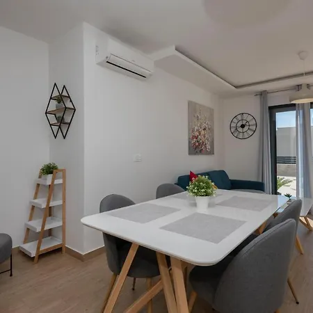 Apartamento Stunning In With Outdoor Swimming Pool *