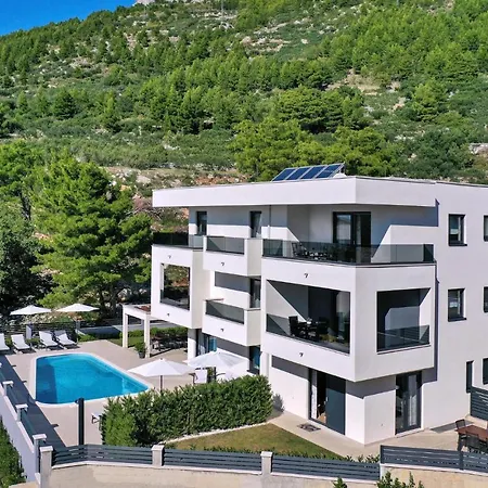 Stunning In With Outdoor Swimming Pool *