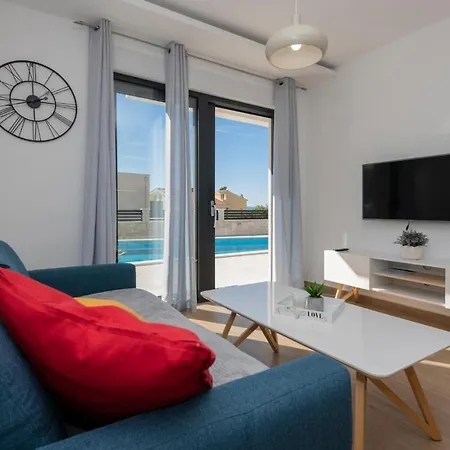 Apartamento Stunning In With Outdoor Swimming Pool