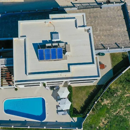 Stunning In With Outdoor Swimming Pool